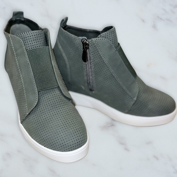 Journee Collection White and Green Wedge Sneakers with Elastic Panels - Picture 1 of 4